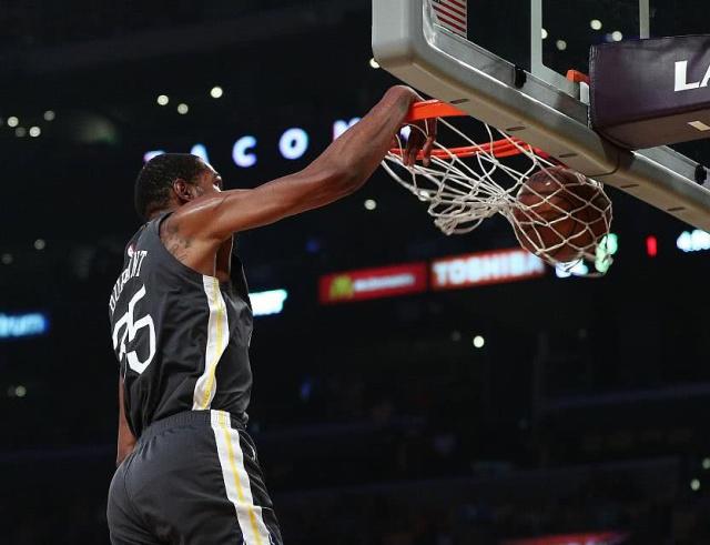 拜仁慕尼黑训练开放日，今夜更衣室发声引欢呼，NBA季后赛在即，轮换策略成焦点的简单介绍-竞技宝官方入口